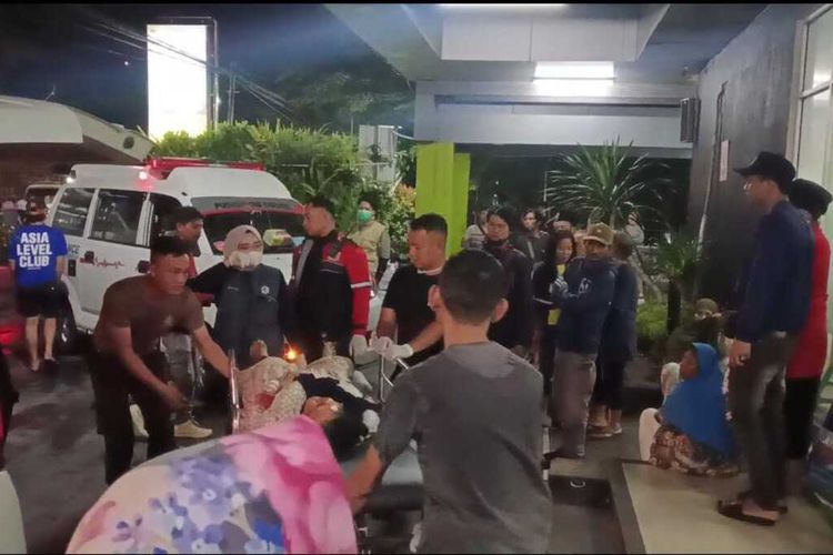 kecelakaan maut, tanjakan cae sumedang, kecelakaan di sumedang, Peziarah Majalengka, Elf Rombongan Peziarah Terbalik di Tanjakan Cae Sumedang, Korban Meninggal Dunia Bertambah