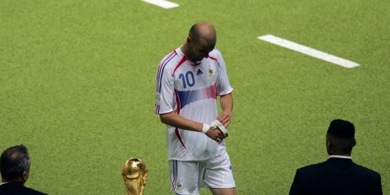 Piala Dunia, Diego Maradona, Inggris, Johan Cruyff, Belanda, Italia, Jerman, Dari, 1. Tangan Tuhan dan Gol Abad Ini Diego Maradona, 2. Sihir Johan Cruyff dan Lahirnya "Cruyff Turn", 3. Emosi Mentah Marco Tardelli, 4. Tarian Ikonik Roger Milla, 5. Tragedi Belo Horizonte: Jerman 7-1 Brasil, 6. Drama "Pertandingan Abad Ini", 7. Kalimat Legendaris Kenneth Wolstenholme, 8. Keajaiban Bern 1954, 9. Filosofi Joga Bonito Carlos Alberto, 10. Tandukan Zinedine Zidane