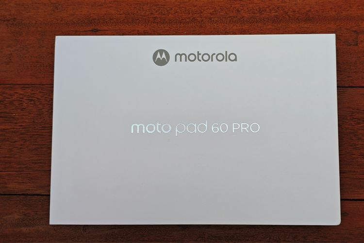tablet, Motorola, hands on, Moto Pad 60 Pro, spesifikasi Moto Pad 60 Pro, fitur moto pad 60 pro, Hands-on Motorola Moto Pad 60 Pro: Tablet Serbaguna dengan Layar 3K dan Stylus Responsif, Desain kotak simpel, aksesori lengkap ada Stylus, Desain warna cantik, material aluminium, Port lengkap, ada JBL quad speaker , Layar lega, scrolling mulus, Kamera jernih, bisa scan dokumen, Stylus responsif, nyaman digenggam, Bisa konek lintas perangkat, Entertainment Space dan Productivity, Baterai awet, performa cepat, Kesimpulan