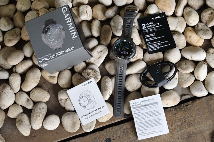 Garmin, Instinct Crossover AMOLED, smartwatch, jarum jam, analog, SmartWatch, instinct crossover amoled, harga Garmin Instinct Crossover AMOLED, Kesan Awal Pakai Smartwatch Garmin Instinct Crossover AMOLED, Jam Tangguh yang Ringan, Ada jarum jam analog, Desain bodi tangguh, Punya senter, Tak terlalu besar dan nyaman dipakai