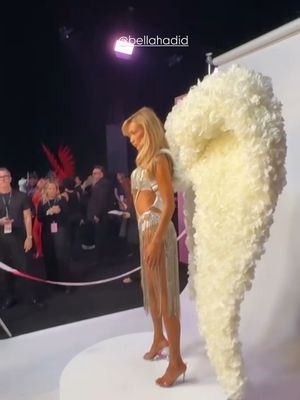 victoria secret, bella hadid, victoria secret fashion show 2025 kapan, victoria secret fashion show 2025, Victoria Secret Fashion Show, bella hadid victoria secret, victoria secret fashion show 2025 jadwal, 7 Style Bella Hadid di Victoria’s Secret Fashion Show 2025, Glamor dan Elegan, 1. Lingerie merah berpotongan klasik, 2. Cape panjang dramatis, 3. Rambut pirang, 4. Makeup, 5. Lingerie perak dengan detail fringe, 6. Sayap bunga putih, 7. Heels berwarna senada