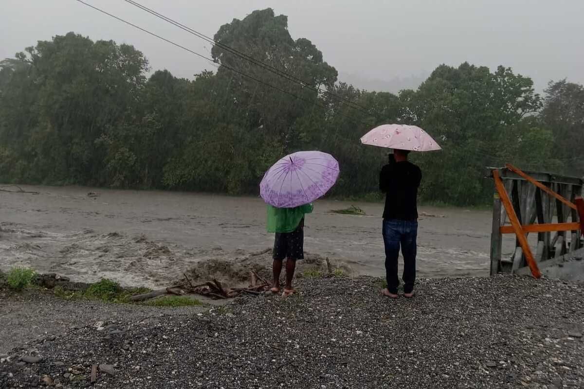 BMKG Prakirakan Hujan Lebat di Aceh 30-31 Desember, Risiko Banjir dan Longsor Meningkat, Apa Prakiraan Cuaca Aceh Hingga Akhir Desember 2025?, Apa Faktor yang Memicu Hujan Lebat di Aceh?, Wilayah Mana Saja yang Berpotensi Diguyur Hujan Lebat?, Mengapa Masyarakat Diminta Meningkatkan Kewaspadaan?