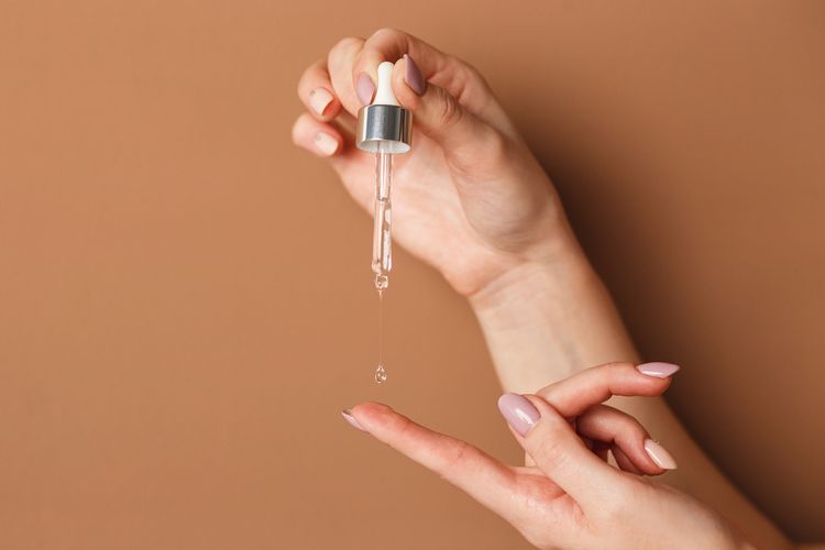 urutan skincare anti-aging, skincare pagi usia 40-an, cara merawat kulit usia 40 tahun, perawatan kulit wanita usia 40, skincare pagi apa aja, skincare pagi yang benar, kulit usia 40 tahun, kulit umur 40 tahun keatas, 5 Urutan Skincare Pagi untuk Usia 40 Tahun ke Atas agar Kulit Terlindungi Sepanjang Hari, 1. Cuci muka, 2. Eksfoliasi , 3. Gunakan serum, 4. Pakai moisturizer, 5. Jangan lupa pakai sunscreen