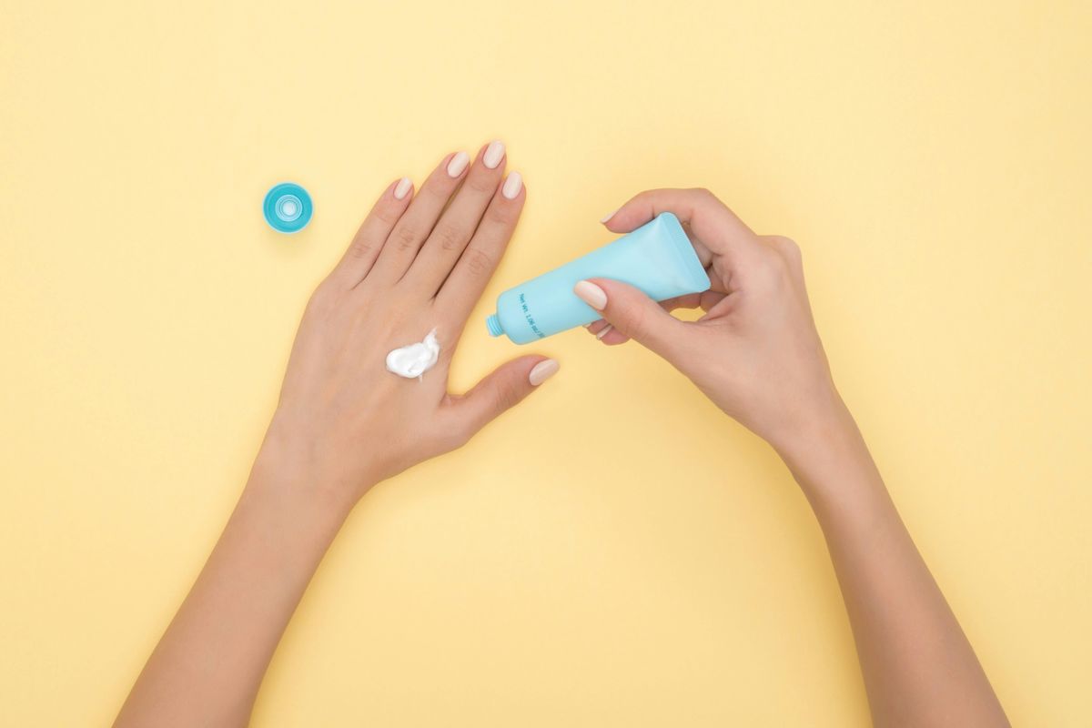 urutan skincare pagi, urutan skincare, urutan skincare pagi untuk kulit kering, urutan skincare untuk kulit kering, urutan skincare kulit kering, 7 Urutan Skincare Pagi untuk Kulit Kering Menurut Dokter Kulit, 1. Krim pembersih, 2. Toner, 3. Serum, 4. Pelembap, 5. Sunscreen