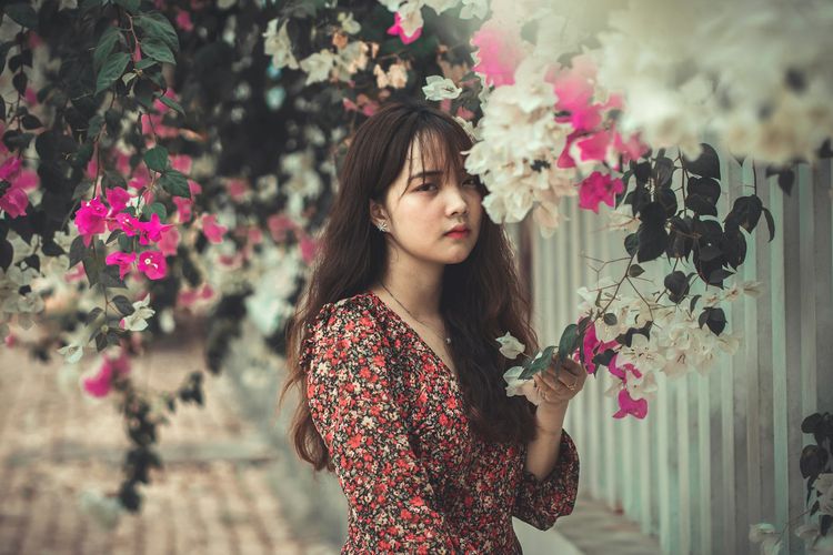 motif baju, Motif baju, fashion wanita, tips fashion, tampil muda, motif baju bikin tua, fashion 2025, 6 Motif Baju yang Bisa Membuat Penampilan Terlihat Lebih Tua Meski Sering Jadi Favorit, 1. Motif abstrak, 2. Motif kecil-kecil, 3. Motif kotak-kotak, 4. Motif geometris, 5. Wild patterns, 6. Motif barok