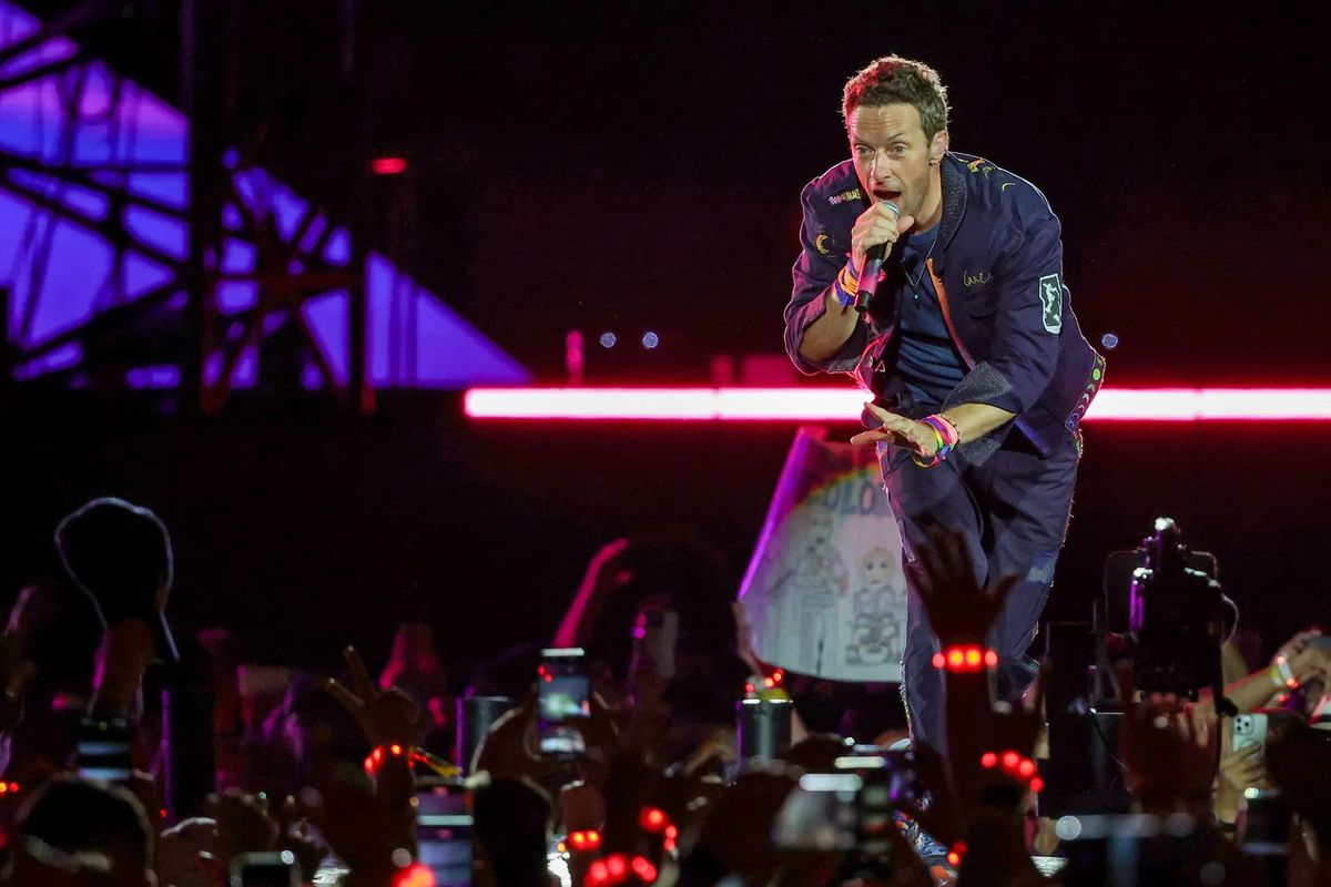 konser Coldplay, Chris Martin, konser coldplay, Chris Martin Ungkap Perselingkuhan CEO di Konsernya, Videonya Viral