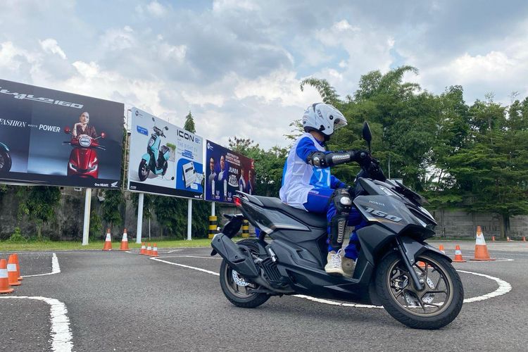 tips berkendara, keselamatan berkendara, Agus Sani, posisi duduk motor, Posisi Duduk Aman Saat Berkendara Motor