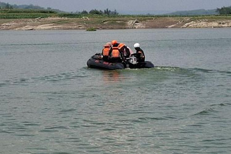 Waduk Kedung Ombo, Basarnas Surakarta, pemuda tenggelam di Waduk Kedung Ombo, pencarian warga tenggelam di Waduk Kedung Ombo, Pemuda Tenggelam di Waduk Kedung Ombo, Tim SAR Libatkan 200 Personel dan Gunakan Kearifan Lokal, Kronologi Tenggelamnya Pemuda di Waduk Kedung Ombo, Ratusan Personel SAR Diterjunkan ke Lokasi, Gunakan Kearifan Lokal untuk Membantu Pencarian, Kondisi Cuaca Jadi Tantangan Pencarian, Operasi SAR Masih Berlangsung