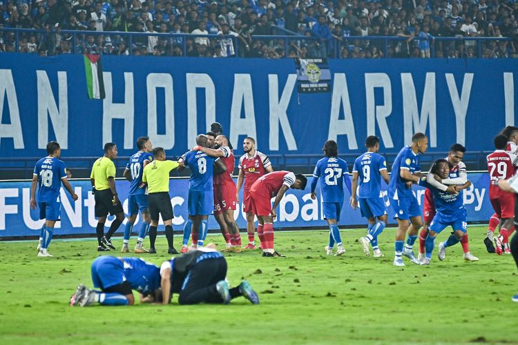 Persib, Liga 1 2024-2025, Persib Bandung, Barito Putera, Bojan Hodak, Hasil Liga 1, berita foto, Persib Bandung Vs Barito Putera, persib juara liga 1, hasil persib bandung vs barito putera, BERITA FOTO: Persib Tertahan di Pesta Juara, Ada Kontroversi dan Gol Bunuh Diri