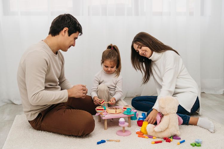 bonding time, Apa yang dimaksud dengan bonding time, cara membangun bonding dengan anak, aktivitas bonding, bonding time artinya, bonding time adalah, aktivitas bonding time, 4 Aktivitas Bonding Time Anak Sesuai Usia, Sensory Play hingga Puzzle, 1. Sensory play, 2. Pretend play, 3. Lakukan sesuatu yang baru, 4. Main puzzle
