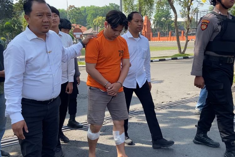 mutilasi mojokerto, kasus Mutilasi Mojokerto, kasus Tiara Angelina Saraswati, pembunuhan sadis Mojokerto, Alvi Maulana pacar korban, kronologi mutilasi Surabaya, potongan tubuh di Pacet Mojokerto, motif pembunuhan Tiara Angelina, pengakuan pelaku mutilasi, Kasus Mutilasi Mojokerto: Kronologi dan Motif Alvi Bunuh Kekasihnya TAS, Kronologi pembunuhan dan mutilasi TAS, Penemuan potongan tubuh TAS, Motif pembunuhan TAS, Hubungan pelaku dan korban, Polisi pastikan Alvi beraksi Sendiri, Pengakuan status hubungan
