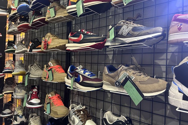 sneakers kw, sneakers asli, cara membedakan sneakers ori dan kw, marak sneakers kw, cara membedakan sneakers, sneakers ori, sneakers palsu, Marak Sneakers Palsu di Pasaran, Jejouw Bagikan 5 Cara Membedakan Sneakers Ori dan KW, 1. Pastikan langsung ke penjual, 2. Cek harga dengan teliti, 3. Perhatikan detail desain dan bahan, 4. Belanja di tempat terpercaya, 5. Jangan mudah tergoda harga murah