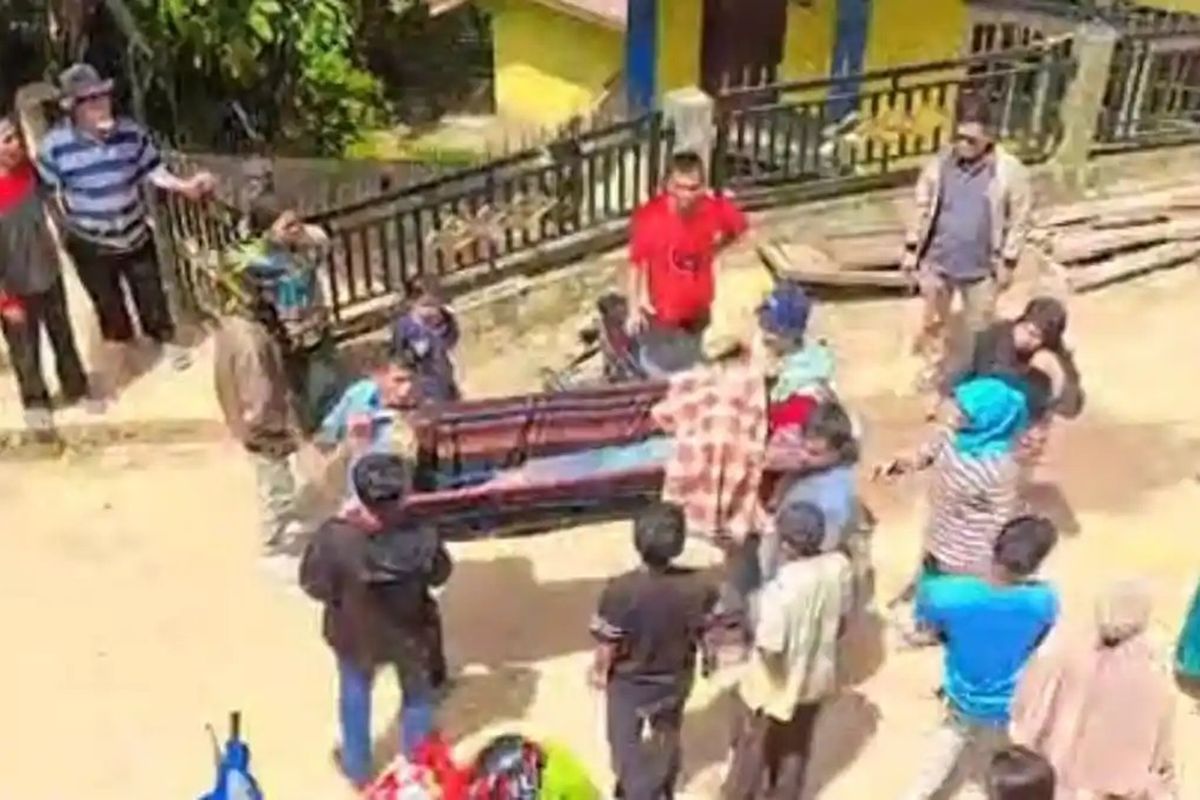 Perjuangan Warga dan TNI Tandu Bocah 11 Tahun Sejauh Km, Jalan Masih Terputus Pascabanjir Sumatera