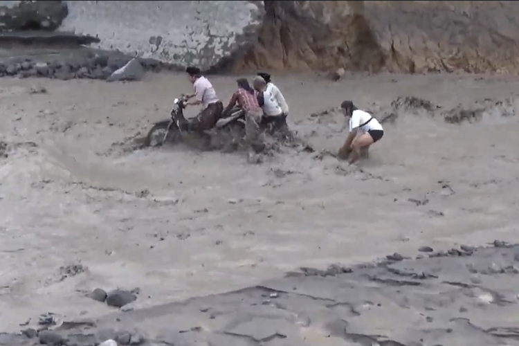 Sungai Regoyo, lahar dingin Semeru, Polisi Lumajang Gendong Siswa SD Seberangi Lahar Dingin Semeru