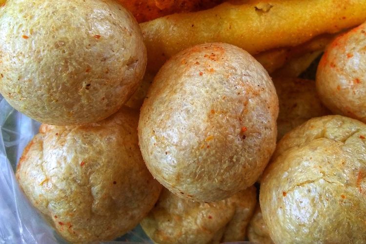 tahu bulat, resep tahu bulat, tahu bulat kopong, tahu bulat mengembang, membuat tahu bulat, bahan tahu bulat, Cara Membuat Tahu Bulat Kopong Pakai 1 Telur, Ini Tips Agar Mengembang!, Siapkan tahu putih, Siapkan adonan tahu, Diamkan adonan tahu, Goreng adonan
