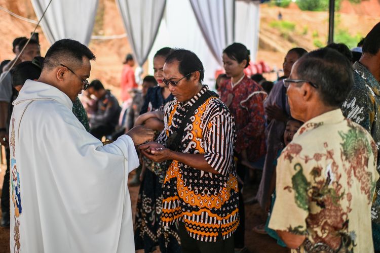 Natal, BERITA FOTO: Natal di Pengungsian, Beberapa kehilangan rumah, Mengaku bersyukur, Empati untuk masyarakat Kristiani, Salam natal dari Presiden