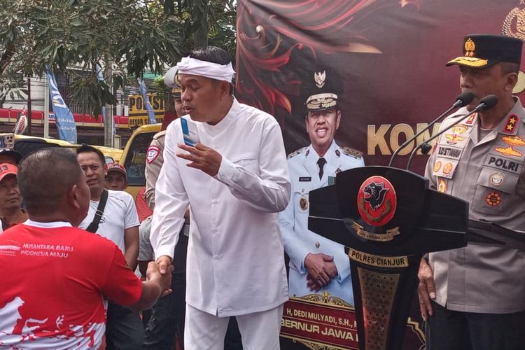 Dedi Mulyadi, Dedi Mulyadi Tertibkan Penyapu Koin di Pantura Subang, Warga Diberi Kompensasi Rp 600.000, Mengapa aktivitas penyapu koin ditertibkan?, Apa langkah yang dilakukan Dedi Mulyadi?, Bagaimana peran aparat dalam penertiban ini?, Apa dampak penertiban bagi arus mudik?