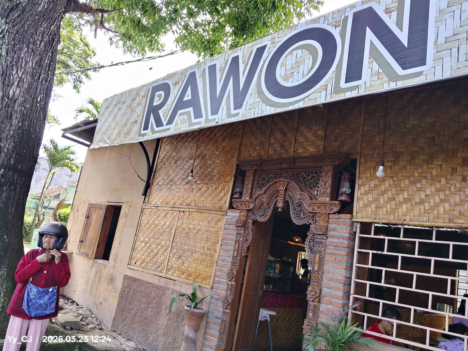 Rawon, Sepiring Rawon Tessy dan Cerita yang Tak Pernah Usang Sejak 1942, Rasa yang Bertahan Sejak 1942, Rawon yang “Ringan” tetapi Nendang, Makan Bersama Ibu, Kuliner Istimewa 