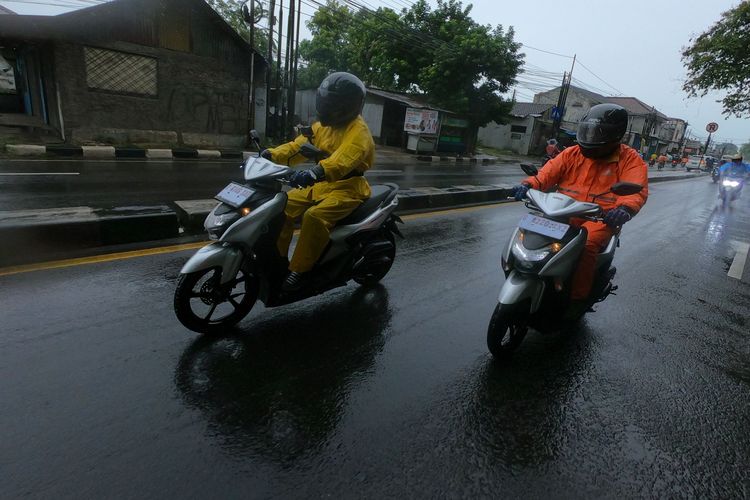 motor matik, jalan licin, Cara Aman Naik Motor Matik di Jalan Licin