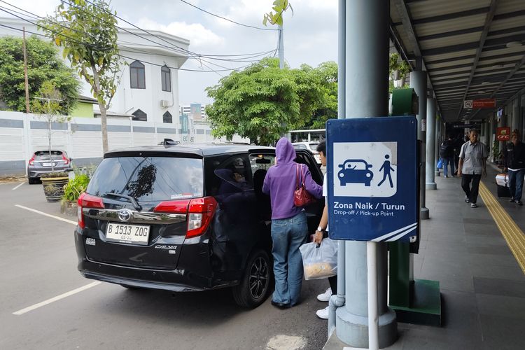 Stasiun Pasar Senen, titik drop off di stasiun pasar senen, titik pick up di stasiun pasar senen, lokasi antar jemput penumpang di stasiun pasar senen, Jangan Salah Turun! Ini Titik Drop Off dan Pick Up di Stasiun Pasar Senen