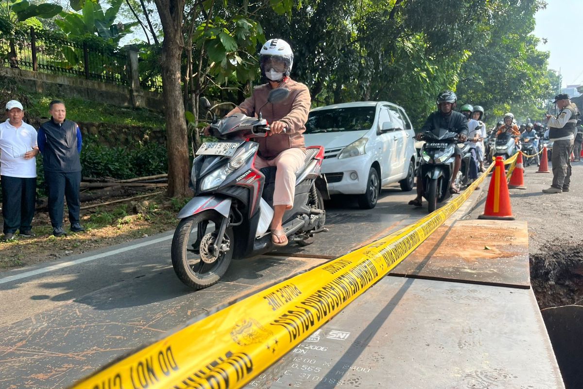 saluran air, Lenteng Agung, kemacetan, Jalan Raya Lenteng Agung Arah Depok Amblas, Lalu Lintas Macet Parah