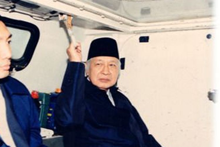 Soeharto, presiden soeharto, Biografi Soeharto, sejarah soeharto, Soeharto pahlawan nasional, presiden soeharto diusulkan jadi pahlawan nasional, Soeharto Orde Baru, soeharto memilih militer, sejarah soeharto orde baru, Soeharto, dari Anak Petani hingga Presiden, Pernah Menolak Jadi Pegawai Bank untuk Masuk Militer, Awal Kehidupan di Kemusuk, Berpindah-pindah Sekolah, Pernah Jadi Pegawai Bank Sebelum Memilih Militer, Cinta dan Kehidupan Rumah Tangga, Kejatuhan dan Akhir Kekuasaan