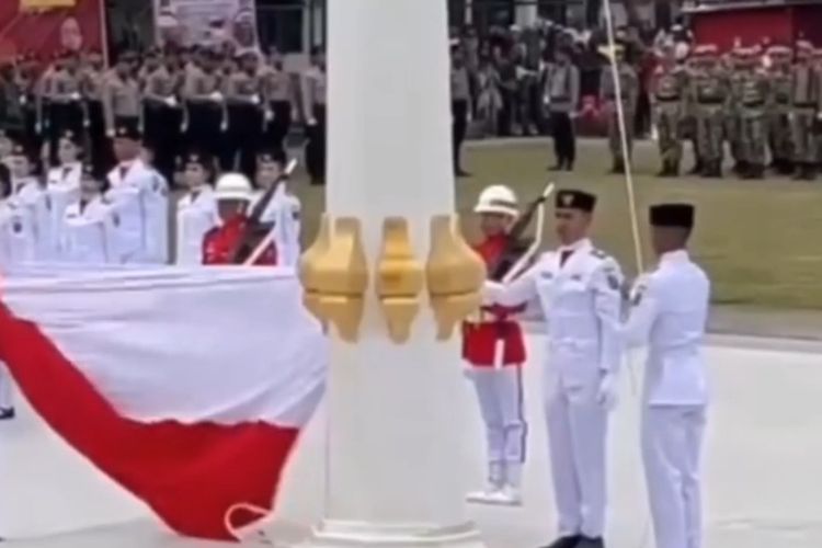 HUT RI, bendera terbalik, HUT ke-80 RI, upacara hut ke 80, 3 Momen Tak Terduga di Upacara HUT RI 2025, Bendera Terbalik hingga Lapangan Becek