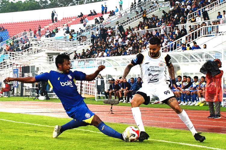 Arema FC, Persija Jakarta, Super League, Eksel Runtukahu, klasemen Super League, persija jakarta, klasemen super league, hasil arema fc vs persija, skor arema fc vs persija, gol eksel runtukahu, Hasil Arema FC Vs Persija 1-2: Brace Eksel, Tekel Horor Guevara, dan Keributan Warnai Kemenangan Macan