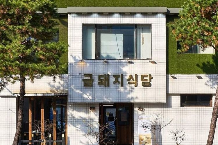 Berburu Jejak BTS di Korea Selatan, dari Gang Sempit hingga Pantai Ikonik, 1. Kantor Pusat HYBE Labels, Yongsan, 2. Kantor Lama BigHit, Nonhyeon-dong, 3. Restoran Yoojung Sikdang, 4. Geumdwaeji Sikdang, Distrik Jung, 5. Otsu Seiromushi, Yeouido, 6. Kafe Far Ben, Seongdong, 7. Pulau Nodeul, Yongsan, 8. Halte Bus Pantai Hyangho, Gangneung, 9. Pantai Maengbang, Samcheok, 10. Lapangan Terbang Mosan, Jecheon
