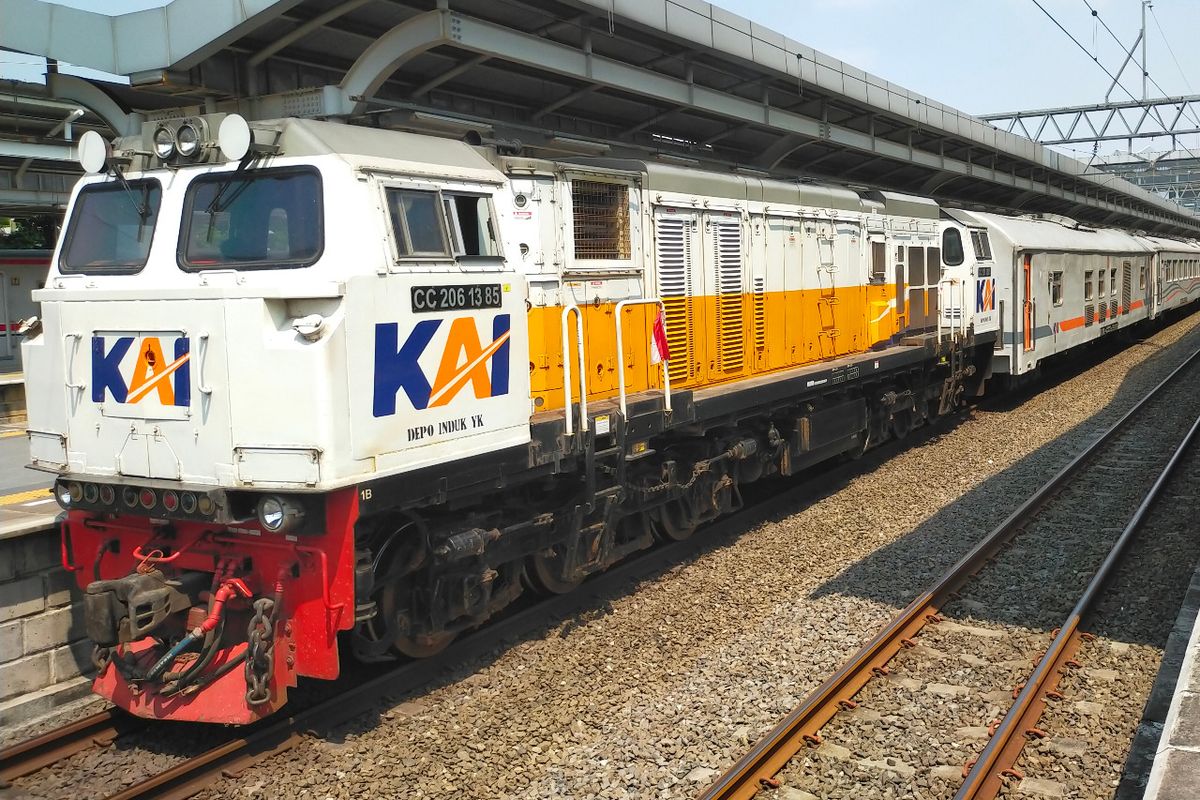 jadwal kereta, stasiun semarang poncol, kereta api semarang-surabaya, stasiun semarang tawang, Jadwal Kereta Api Semarang-Jakarta dari Stasiun Tawang dan Poncol, 1. Relasi Stasiun Semarang Tawang (SMT) - Surabaya Pasar Turi (SBI), 2. Relasi Stasiun Semarang Tawang (SMT) - Surabaya Gubeng (SGU), 3. Relasi Stasiun Semarang Poncol (SMC) - Surabaya Pasar Turi (SBI), 4. Relasi Stasiun Semarang Poncol (SMC) - Surabaya Gubeng (SGU)