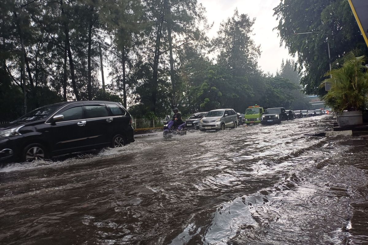 mobil listrik, banjir, mobil listrik terendam banjir, Bagaimana Prosedur Darurat jika Mobil Listrik Terendam Air?