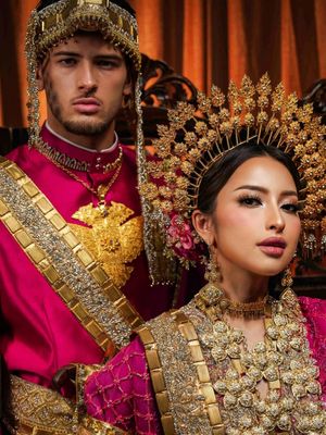 Jennifer Coppen, 5 Gaya Prewedding Jennifer Coppen dan Justin Hubner, Sentuhan Adat Makassar, 1. Busana bernuansa magenta dan emas yang mewah, 2. Aksesori kepala khas adat Makassar jadi sorotan, 3. Makeup glamor dengan sentuhan flawless, 4. Tata rambut sleek yang elegan, 5. Konsep foto klasik dengan nuansa dramatis