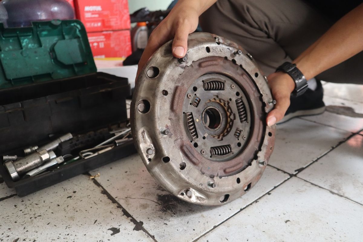 dual clutch, kopling ganda, Transmisi otomatis, Kopling Ganda, otopedia, transmisi Dual Clutch, Dual clutch, Ternyata Kebiasaan Ini yang Bikin Transmisi Dual Clutch Cepat Rusak