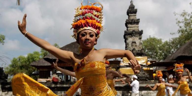 makna hari raya kuningan, tradisi hindu bali, makna hari raya kuningan bagi umat hindu, galungan dan kuningan 2025, Makna Hari Raya Kuningan, Saat Leluhur Kembali ke Alam Suci, Makna Filosofis Hari Raya Kuningan, Simbol Penting dalam Perayaan Kuningan, Kuningan sebagai Momen Kebersamaan dalam Keluarga, Perbedaan Makna Galungan dan Kuningan