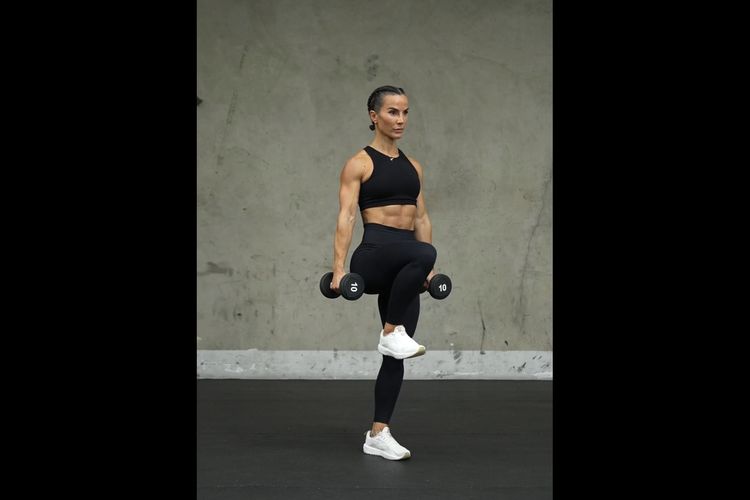Kim Kardashian, Contek Latihan Olahraga ala Kim Kardashian untuk Tubuh Bugar dan Ideal, 1. Dumbbell romanian deadlifts, 2. Assisted pull-ups, 3. Weighted hollow body crunches, 4. Suitcase carry marches, 5. Bulgarian split squats