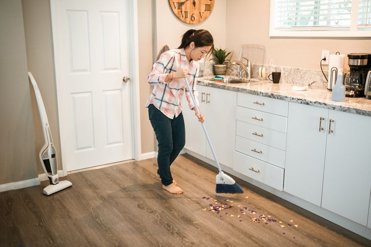 feng shui, 7 Cara Feng Shui Menarik Rezeki Saat Kekurangan Uang, 1. Menata sudut kekayaan di rumah, 2. Membersihkan rumah dari barang yang tidak perlu, 3. Menjaga pintu masuk tetap rapi dan berfungsi baik, 4. Membuat vas kekayaan sebagai simbol kelimpahan, 5. Menggunakan warna merah, ungu, dan emas, 6. Memelihara tanaman hidup sebagai simbol pertumbuhan, 7. Menggunakan simbol ikan koi