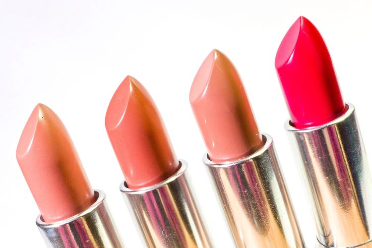 lipstick effect, efek lipstik, tekanan ekonomi, Mengenal Fenomena Lipstick Effect, Kenapa Orang Tetap Belanja saat Ekonomi Sulit?, Apa itu lipstick effect?, Bukan sekadar ingin tampil cantik, Self-reward dan kesehatan mental, Media sosial ikut memperkuat tren, Mengapa lipstik jadi simbol?
