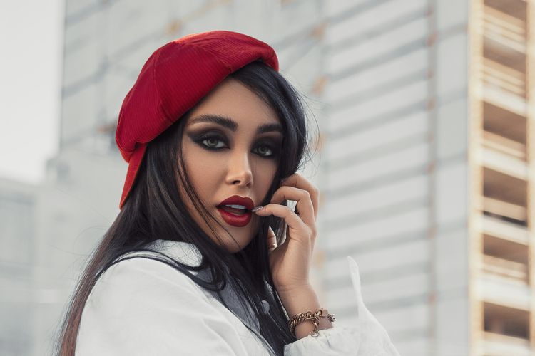 Natal, merayakan Natal, perayaan Natal, hari Natal, Rekomendasi Outfit Natal, Tampil Modis dan Elegan, 1. Serba merah lewat aksesori dan makeup, 2. Dress lipit, 3. Jaket bulu, 4. Sequin dress, 5. Serba putih dari kepala sampai kaki, 6. Bermain dengan tekstur