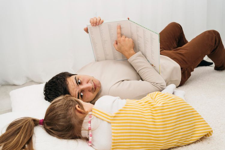 Cara membacakan buku cerita untuk anak, manfaat membaca buku untuk anak, membaca buku untuk anak, membaca buku anak lebih menyenangkan, manfaat membacakan anak buku, membacakan anak buku cerita, membacakan buku pada anak, cara membacakan buku cerita untuk anak, 4 Cara Membacakan Buku untuk Anak, Lebih Menarik dan Interaktif, 1. Ajak anak memahami cerita secara lebih luas, 2. Ajak anak berinteraksi dengan isi buku, 3. Gunakan teknik bermain peran (roleplay), 4. Bangun imajinasi anak dengan pertanyaan terbuka