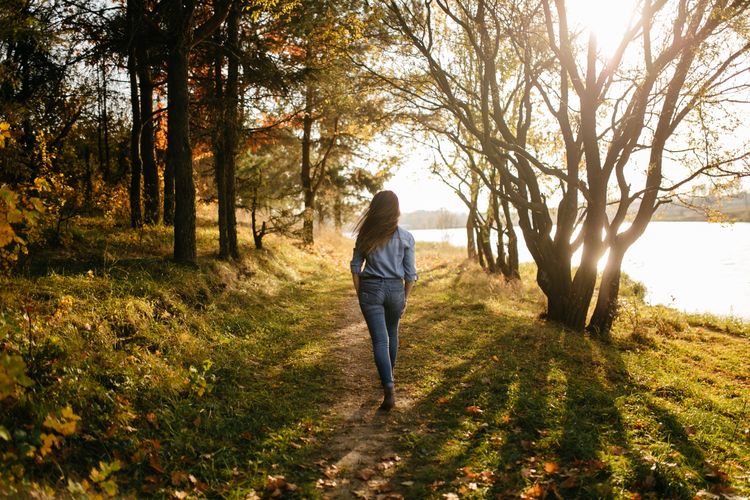 Acha Septriasa, slow living, slow living adalah, apa itu slow living, cara menerapkan slow living, acha septriasa cerai, Vicky Kharisma, slow living itu apa, cara slow living, cara hidup slow living, Seperti Acha Septriasa, Begini Cara Menerapkan Hidup Slow Living, 1. Harus "memperlambat" diri, 2. Prioritaskan kualitas daripada kuantitas, 3. Pelan-pelan terapkan ke rutinitas sehari-hari, 4. Hindari barang-barang elektronik, 5. Satu aktivitas dalam satu waktu, 6. Luangkan waktu untuk refleksi, 7. Berlatih mindfulness, 8. Luangkan waktu untuk me time, 9. Nikmati setiap makanan, 10. Nikmati hal-hal kecil