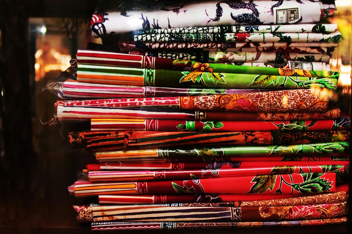 batik, Dave Tjoa, kain, 4 Cara Merawat Kain Batik agar Awet Dipakai Bertahun-tahun, 1. Menjaga kondisi ruangan tetap kering untuk mencegah jamur pada kain batik, 2. Membersihkan debu secara berkala tanpa merusak serat kain, 3. Menggunakan bahan pencuci yang lembut agar warna batik tetap terjaga, 4. Menghindari paparan sinar matahari langsung saat menjemur batik