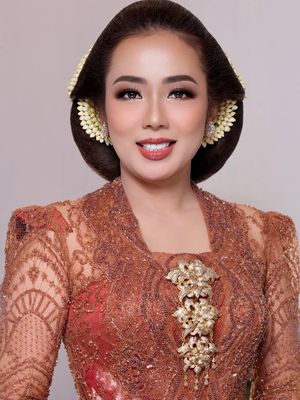 6 Gaya Soimah di Pernikahan Putra Pertama, Pakem Adat Jawa, 1. Mengenakan kebaya beludru klasik, 2. Memadukan kain tradisional bernuansa Jawa, 3. Tampil dengan kebaya brokat warna tembaga, 4. Mempertahankan sanggul khas Jawa, 5. Hiasan melati memperkuat nuansa tradisional, 6. Makeup flawless dengan sentuhan modern