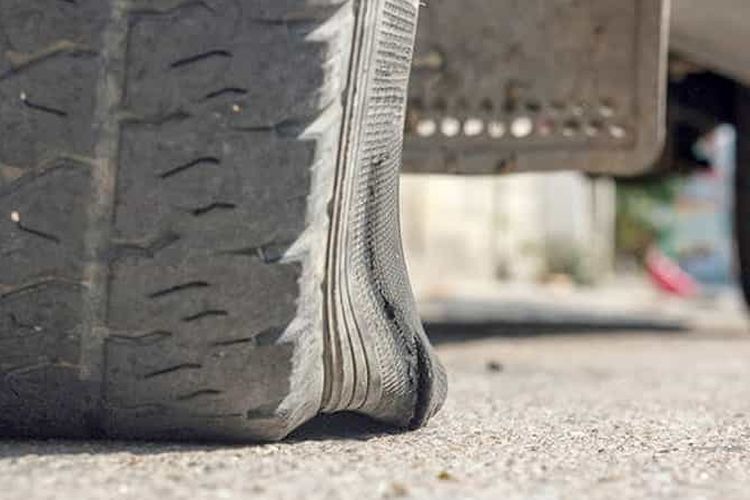 tekanan udara, alat, suspensi, kempis, ban mobil, kurang angin, Berat, berat, Ban mobil, Suspensi, bahan bakar, Tanpa Alat, Begini Cara Deteksi Ban Mobil yang Kurang Tekanan