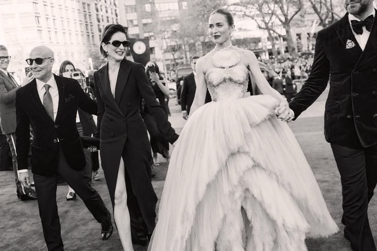 Emily Blunt, Red Carpet, Fashion, Emily Blunt Tampil Beda di Premiere The Devil Wears Prada 2, Gaun dan Kalungnya Jadi Sorotan, Tampil mencolok dan berbeda dari prediksi, Detail gaun membuat tampilannya semakin menarik, Kalung mutiara jadi pusat perhatian, Bagian dari konsep fashion selama tur film