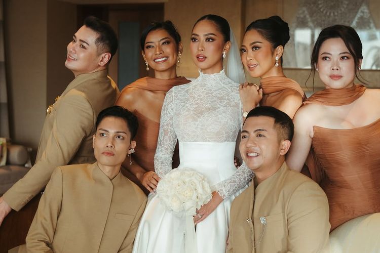 maria rahajeng, maria rahajeng menikah, maria rahajeng miss indonesia, miss indonesia 2014, style pernikahan maria rahajeng, 8 Style Pernikahan Maria Rahajeng Miss World Indonesia 2014, Elegan Nuansa Putih, 1. Gaun pernikahan, 2. Siluet berkerah tinggi, 3. Veil panjang menjuntai, 4. Bouquet mawar putih minimalis, 5. Perhiasan elegan dari Le Ciel Design, 6. Makeup, 7. Gaun resepsi, 8. Tuxedo klasik Matthias