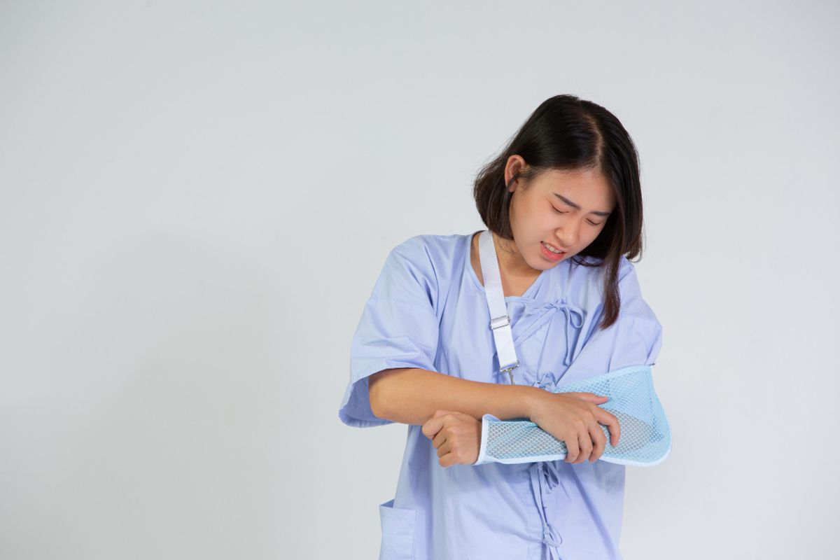 cedera, cedera saat menstruasi, Cedera Saat Menstruasi Lebih Sulit Sembuh, Mitos atau Fakta?, Cedera tak lebih sering, tapi lebih berat, Peran hormon dalam proses pemulihan, Implikasi bagi perempuan yang aktif berolahraga, Manfaat mencatat siklus menstruasi
