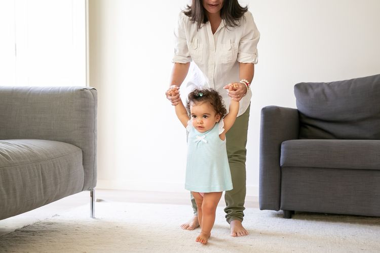 popok tipis, popok tebal, bayi belajar jalan, kemampuan motorik bayi, Alasan Popok Tipis Dukung Tumbuh Kembang Bayi, Ini Penjelasan Dokter