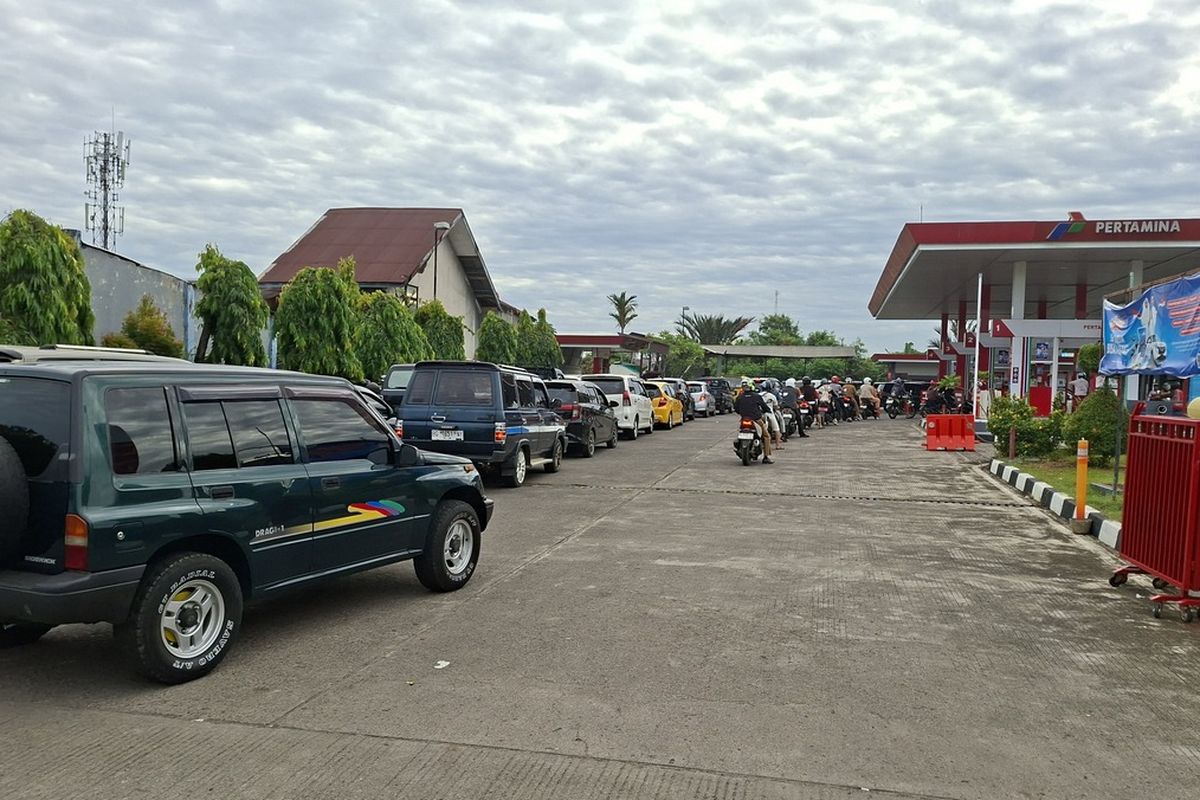 hemat BBM, hemat bbm, cara menghemat BBM, cara menghemat bbm mobil, Cara hemat BBM, Cara menghemat BBM mobil matik, Cara Hemat Pemakaian BBM agar Pengeluaran Irit, 1. Jaga kondisi mesin kendaraan dengan rutin servis, 2. Menjaga putaran mesin, 3. Menjaga kecepatan maksimal saat berkendara, 4. Jaga jarak saat berkendara