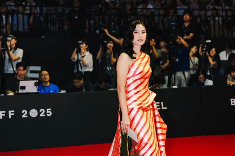 Dian Sastrowardoyo, Dian Sastro, Busan International Film Festival, busana dian sastro, style dian sastro, 8 Detail Outfit Dian Sastro di Busan International Film Festival 2025, Kenakan Gaun Stripes, 1. Gaun stripes rancangan Sebastian Gunawan, 2. Detail draperi yang dramatis, 3. Aksen kain hijau olive, 4. Gaya rambut loose waves, 5. Riasan natural yang menonjolkan mata, 6. Kompak dengan Ali Fikry, 7. Reuni dengan Nicholas Saputra, 8. Aksesori minimalis