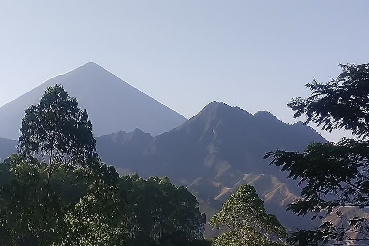 Pulau Flores, gunung Inerie, wisata flores, Gunung Kelimutu, Gunung Inerie, Wisata Pulau Flores, Bisa Mendaki Gunung-gunung Api yang Menakjubkan
